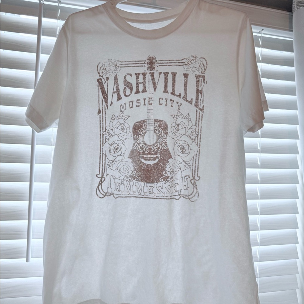 Bou•Tee•Que Closet Nashville White Graphic T-Shirt - Large